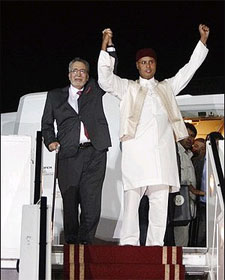 Abdel Basset Ali Megrahi (l.), convicted for bombing Flight 103 over Scotland, with Ghadafi's son upon arrival in Libya